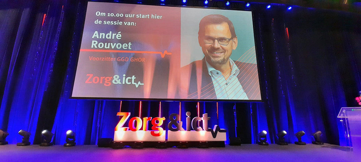 Bold, oversized letters placed on or near the main stage to reinforce brand presence in photos and videos. Ideal for visibility during keynote sessions and panels.